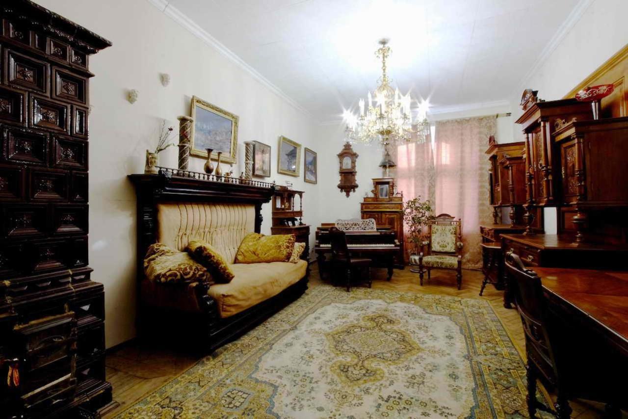 "Eva Stories" Movie Apartment On Rynok Square Lviv Exterior photo