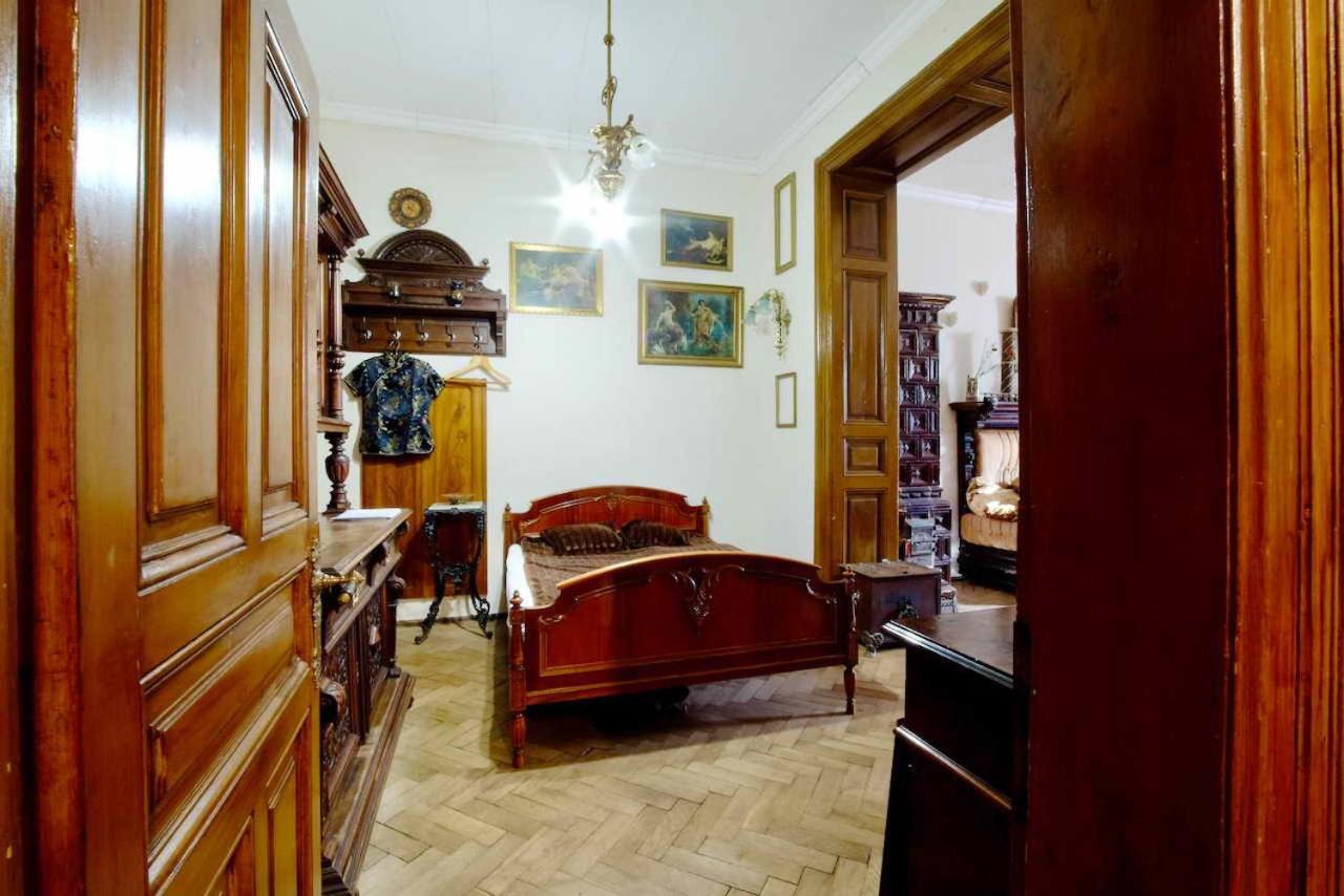 "Eva Stories" Movie Apartment On Rynok Square Lviv Exterior photo