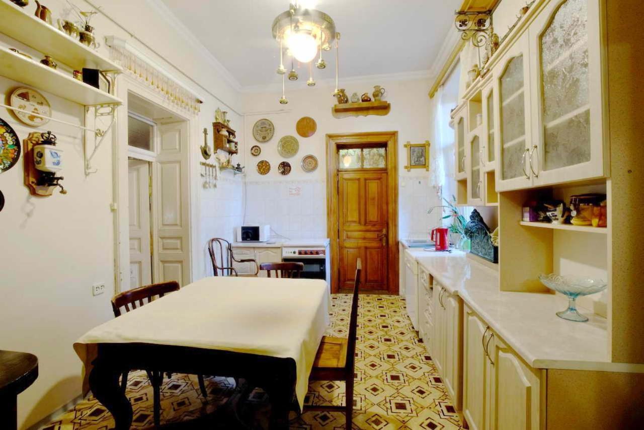 "Eva Stories" Movie Apartment On Rynok Square Lviv Exterior photo
