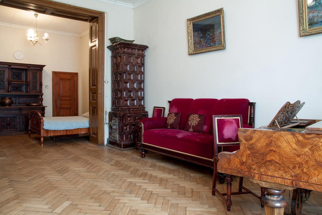 "Eva Stories" Movie Apartment On Rynok Square Lviv Exterior photo