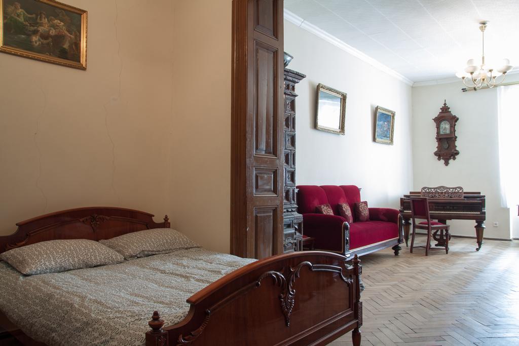 "Eva Stories" Movie Apartment On Rynok Square Lviv Exterior photo