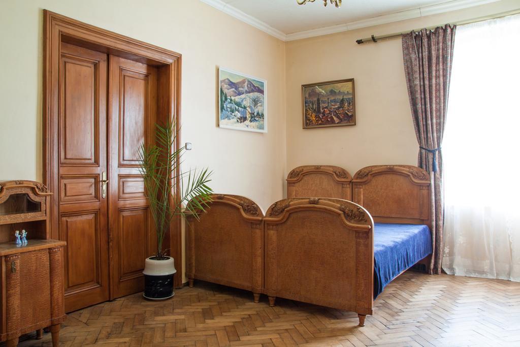 "Eva Stories" Movie Apartment On Rynok Square Lviv Exterior photo