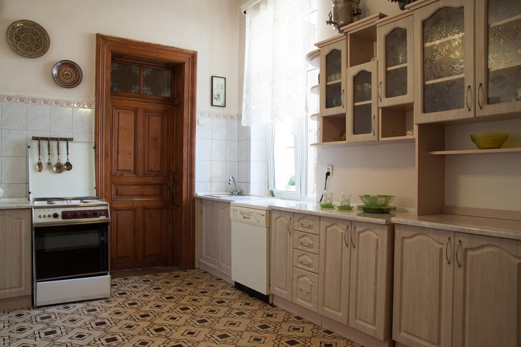 "Eva Stories" Movie Apartment On Rynok Square Lviv Exterior photo